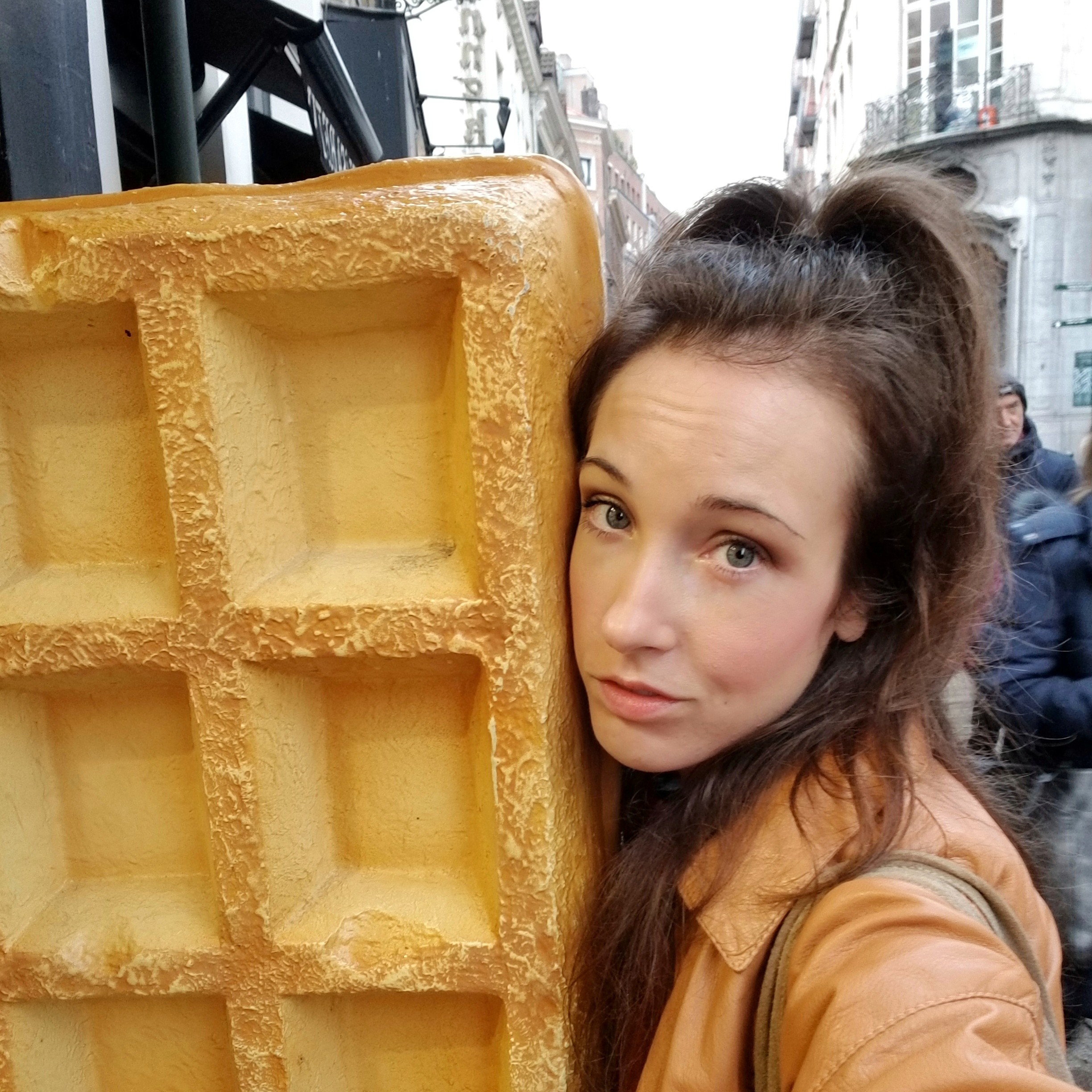 Woman posing next to a giant waffle statue